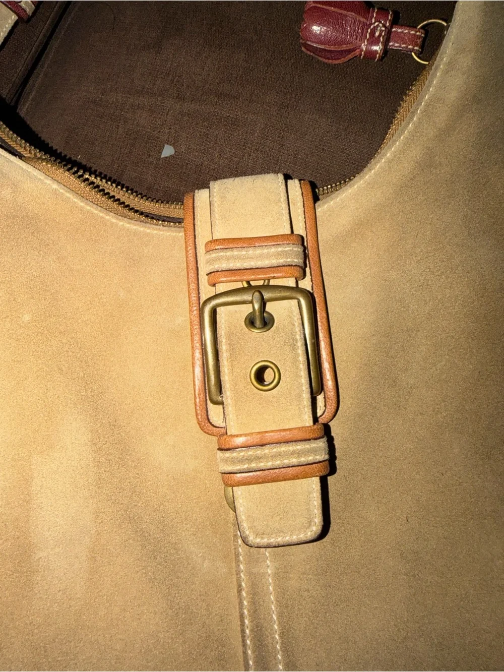Vintage Coach Hamptons 7472 suede hobo bag, beige with a buckle closure